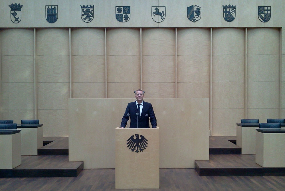 Bild von Peter Busch am Rednerpult vom Bundesrat / Länderkammer